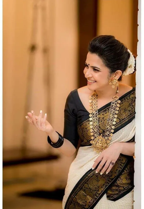 Cream_Woven_Kanjivaram_Silk_Saree_with_Saree_Cover